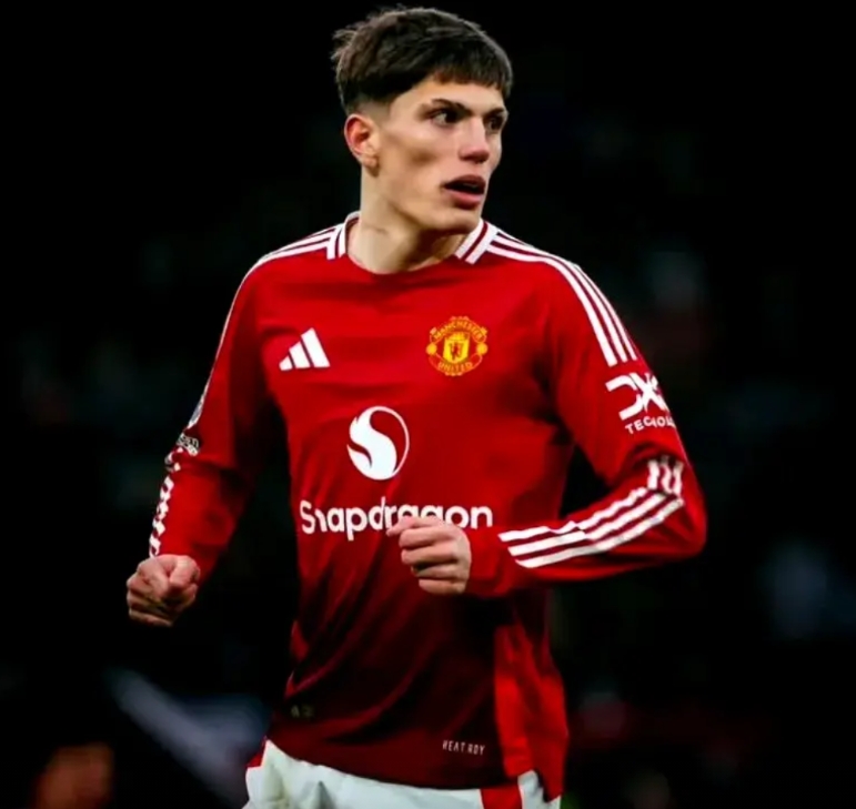 曼联卖不掉拉什福德，只能卖掉加纳乔，谁让当初给拉什福德那么高薪水的续约合同。现在