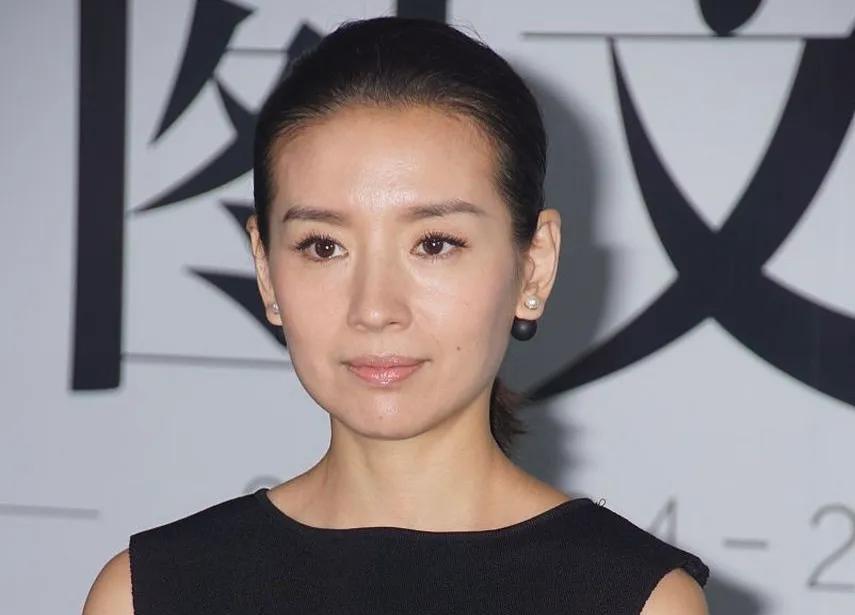 董洁说，当年我和王大治在海南某公寓亲吻，被蹲守的狗仔偷拍到。消息很快就在网上炸开
