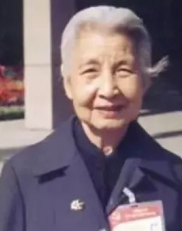 一天毛主席正在院子里烧水，只见一位漂亮的女红军悄悄绕到他身后，猛然拍了一下毛主席