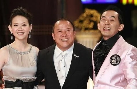 不是❗她俩当年到底在抢什么啊😂
很多年轻人不太清楚黄子佼的前尘往事，其实他年轻