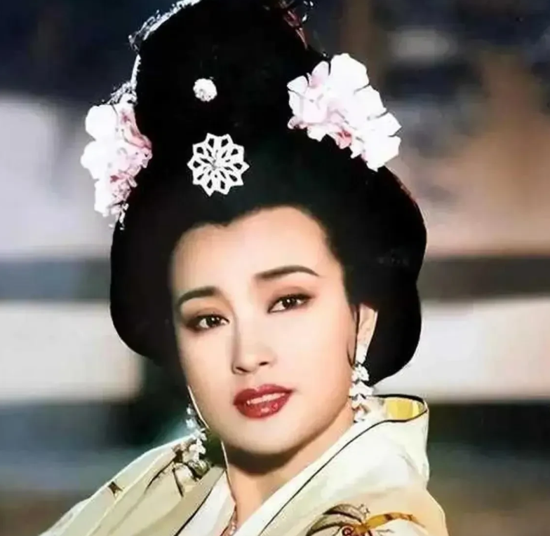 关于刘晓庆，我同事今天说的一番话让我无言以对！大家来理一理：

她说演艺圈的已婚