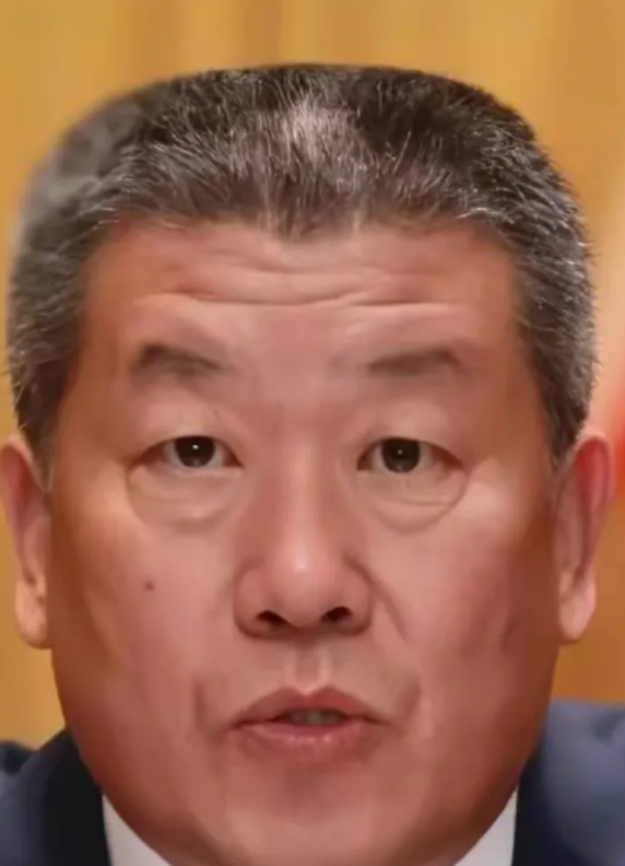首先，村委肯定没想到，那些看似朴实无华的村民们，虽然每天埋头在田间地头，对法律条