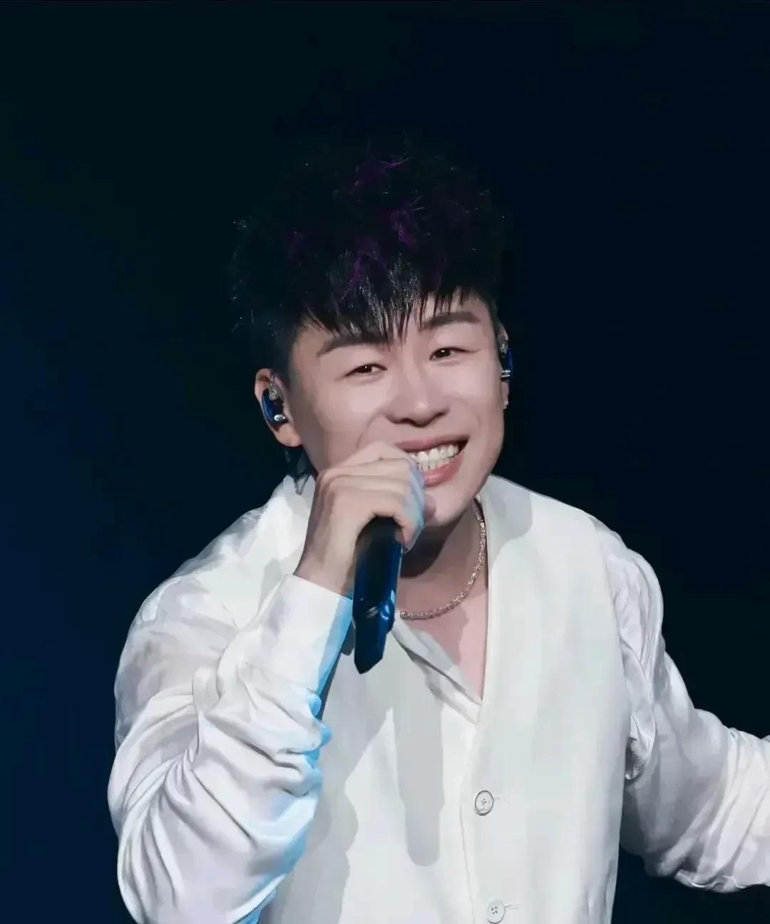 胡彦斌一家三口简介
胡彦斌，42岁，身高175cm，上海人，是位歌手兼音乐制作人