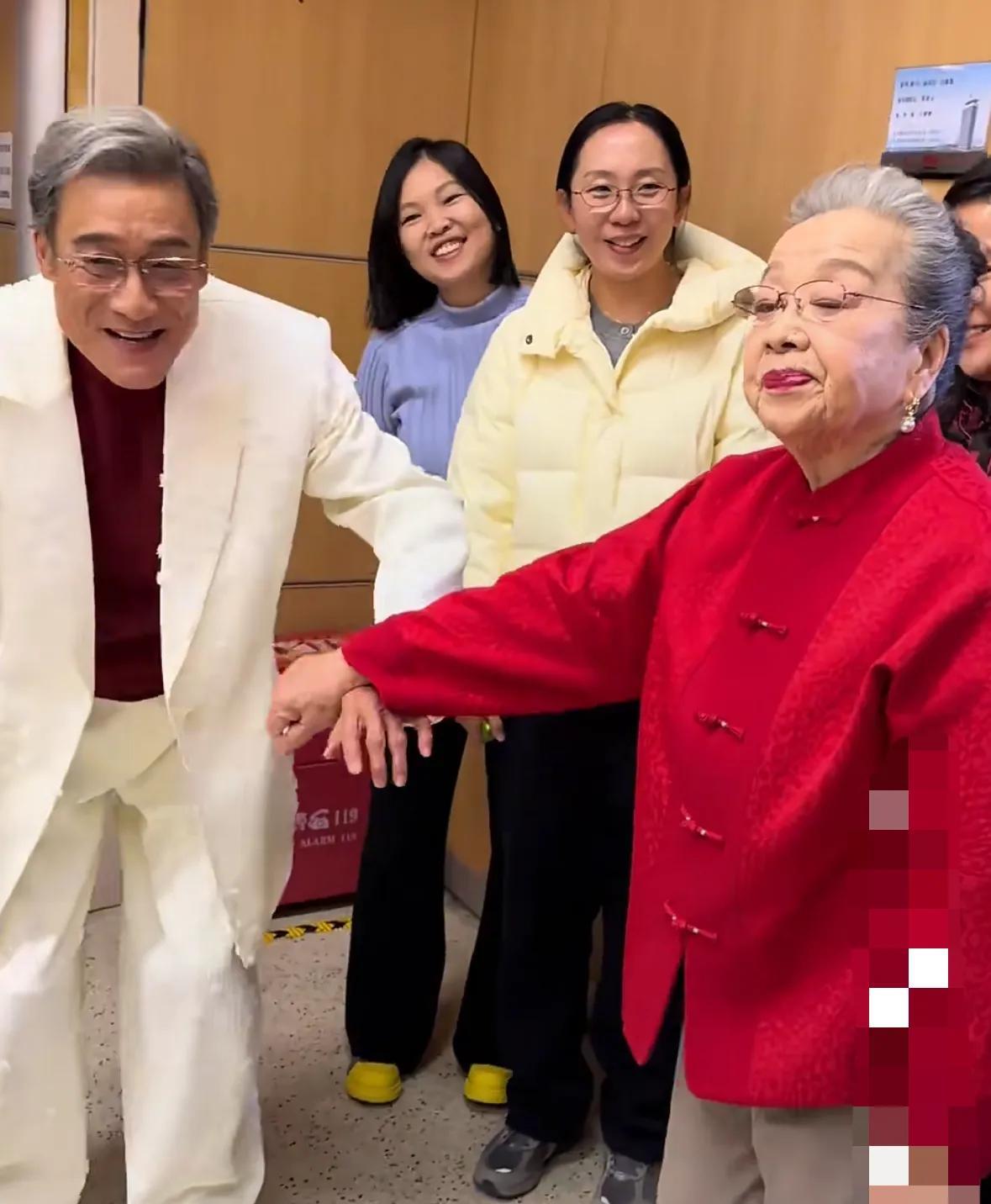 梁家辉这情商无敌了，
看到老艺术家李明启走过来，
连忙伸出手让她搭上去，
弯腰恭