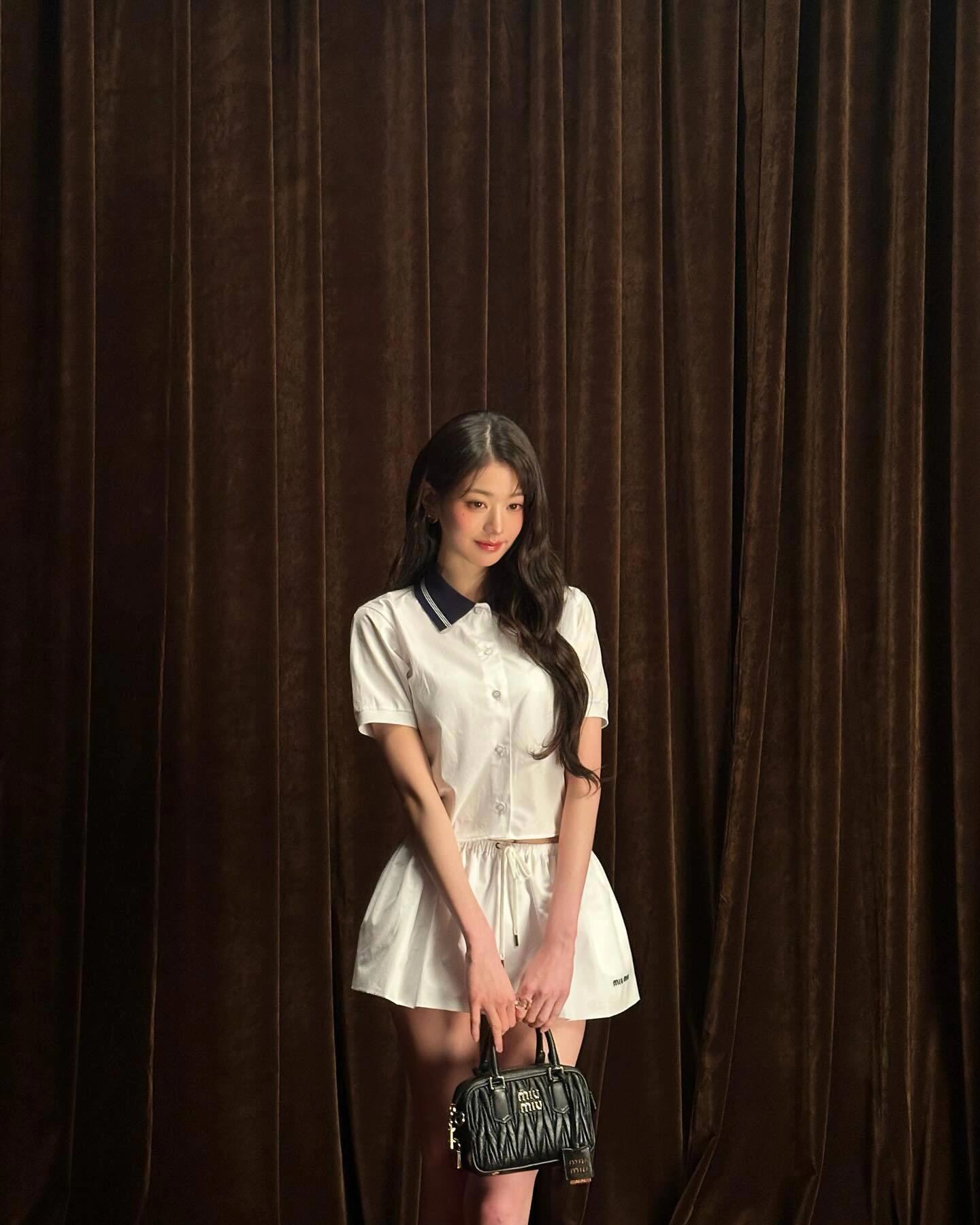 张元英穿着水手服的大小姐