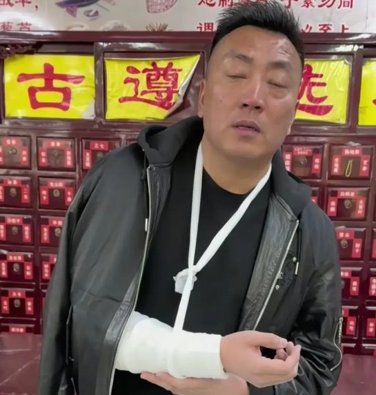 今天全网都被这哥们给笑死了！
最近不是有位摆摊套玛莎拉蒂的火了吗，这位哥们听说以