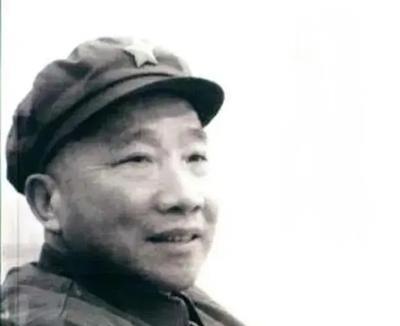 1934年，为了掩护红军主力撤离，18岁的他率领800人断后，不幸身受重伤，他藏
