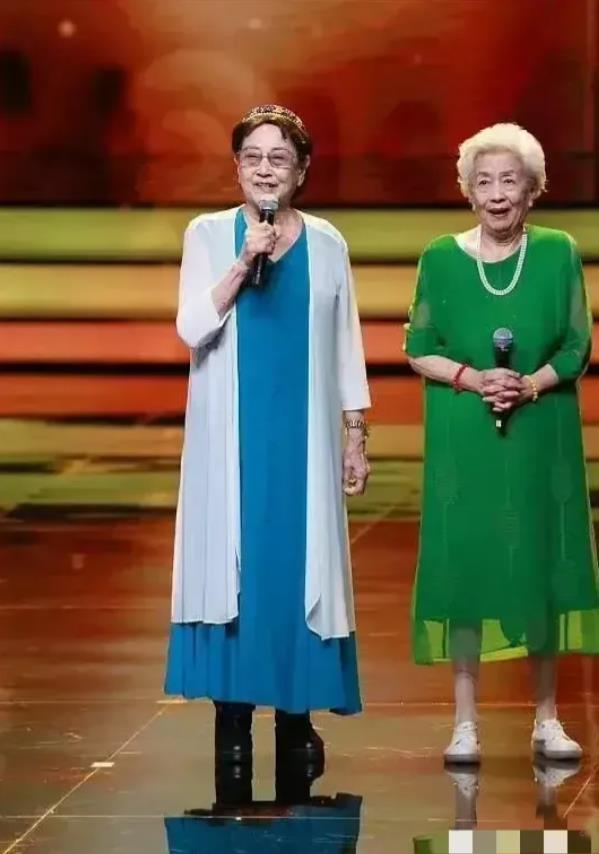 89岁王晓棠与88岁谢芳去年同框合影，王晓棠居然比谢芳还大一岁，看起来精神抖擞，