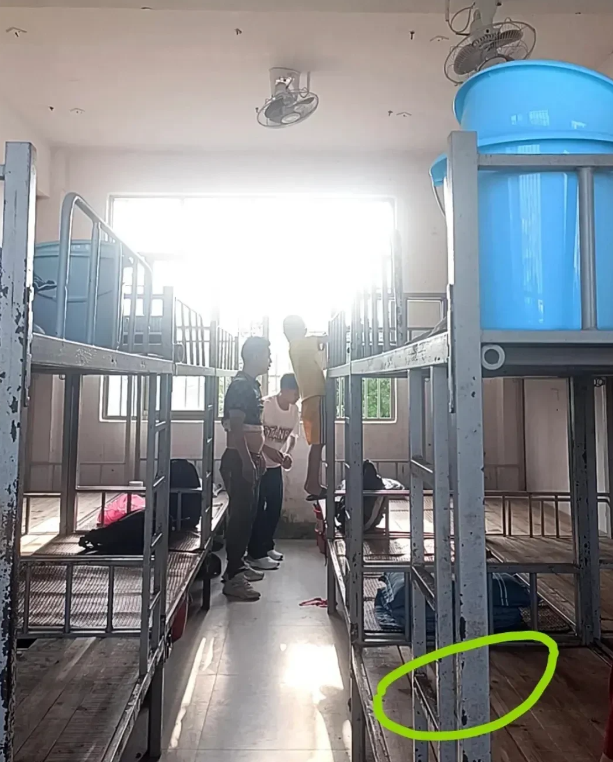 “看到这宿舍环境顿时崩溃了！”一位家长吐槽，表示高高兴兴送儿子去学校报到，没想到