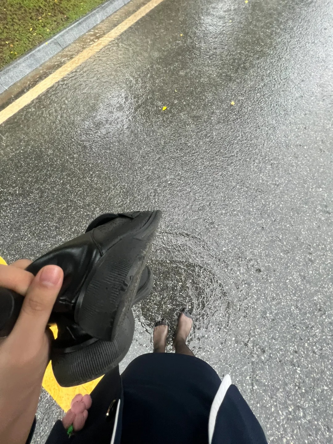 光脚走路感觉很舒服
下雨玩水