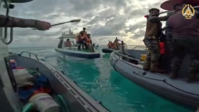 
菲特种兵还敢亮出廓尔克弯刀恐吓？中国海警毫不示弱，随手亮出消防大斧。在侵闯仁爱