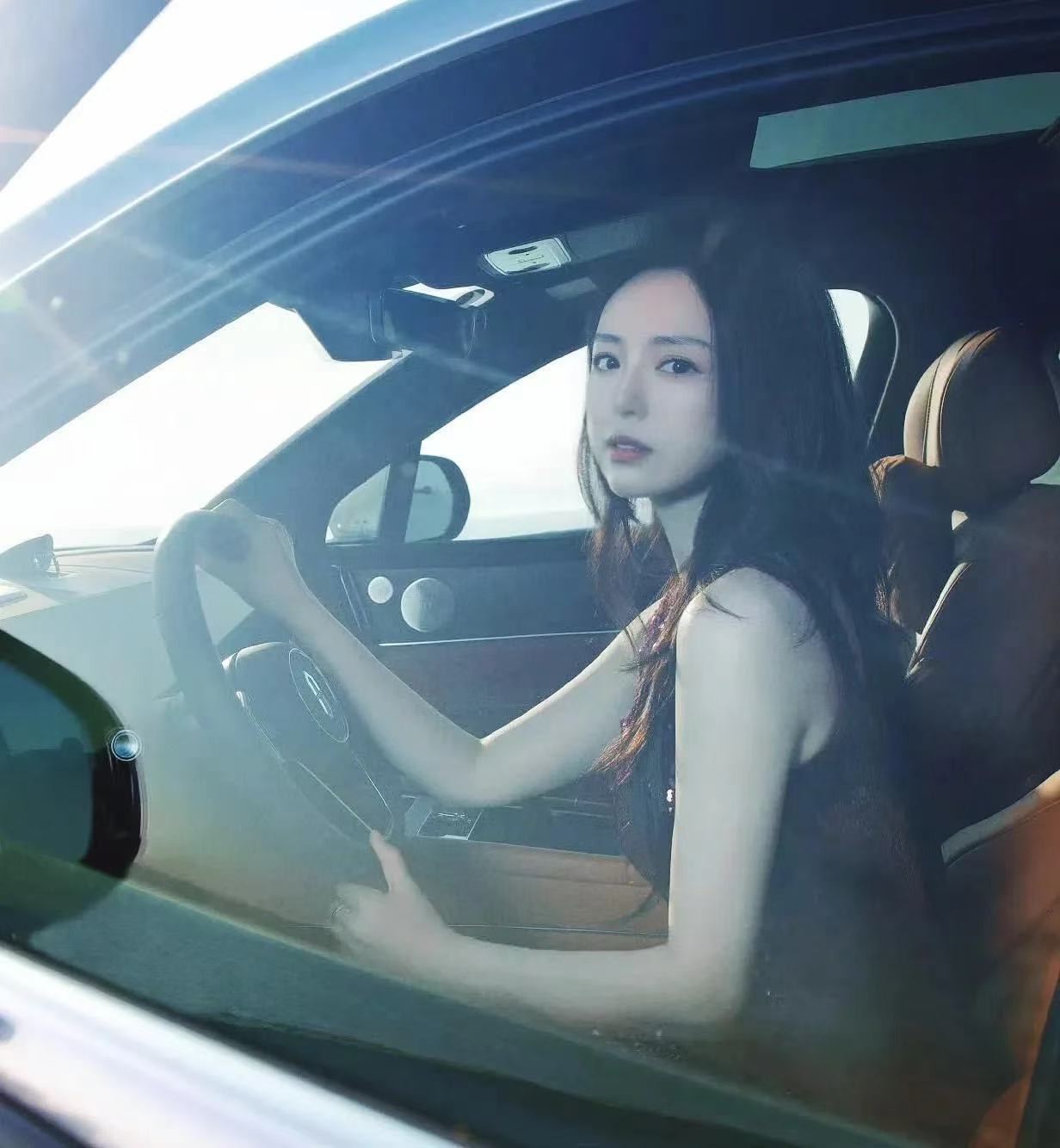 一只公鲨鱼把母鲨鱼打昏了，医生一边抢救一边说：“你这是何苦呢？就为了拍昏鲨（婚纱