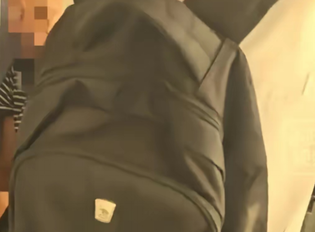 色胆包天！上海，一辆公交车上，一个身材娇娇的女子，突然指着一个男子大喊：“他把裤