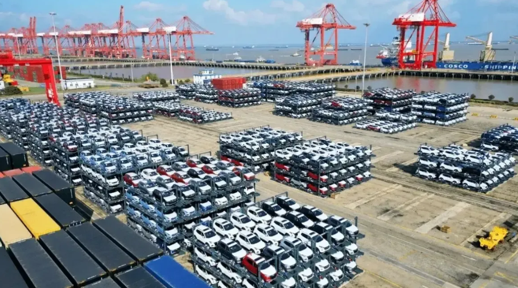 据俄媒报道，中国还未宣布应对美国对中国电动汽车加征关税等限制的措施，而美方似乎仍