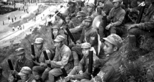 1942年，瑞大娘给十几名八路军送鸡蛋，却发现他们撅成一排上茅房，她脸色一变，当
