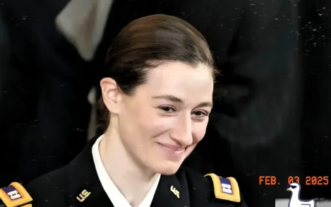 美被迫公布“黑鹰”直升机女飞行员信息。Rebecca Lobach，28岁，曾任
