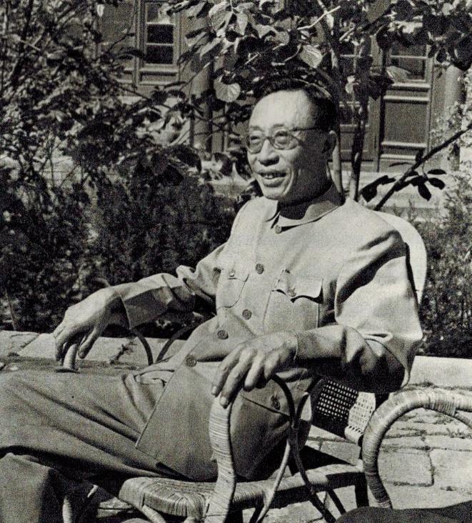 末代皇帝溥仪被特赦后，曾受邀到故宫游览，故宫方面特许他再坐一坐龙椅，溥仪苦笑着道