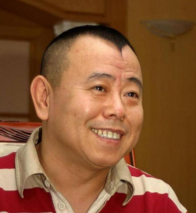 1998年，潘长江看中北京一套紧临长安街的房子，面积足足有266平，进门就是10