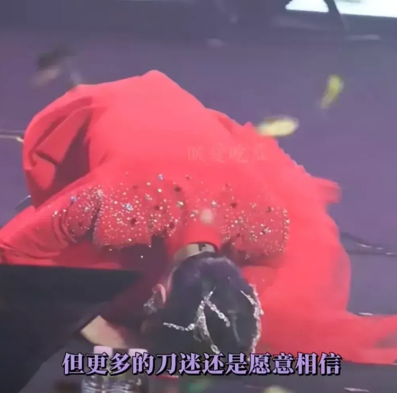 云朵这招够狠
都超过师傅了，
刀郎老师只是鞠躬而已，
云朵是直接下跪磕头，
这下