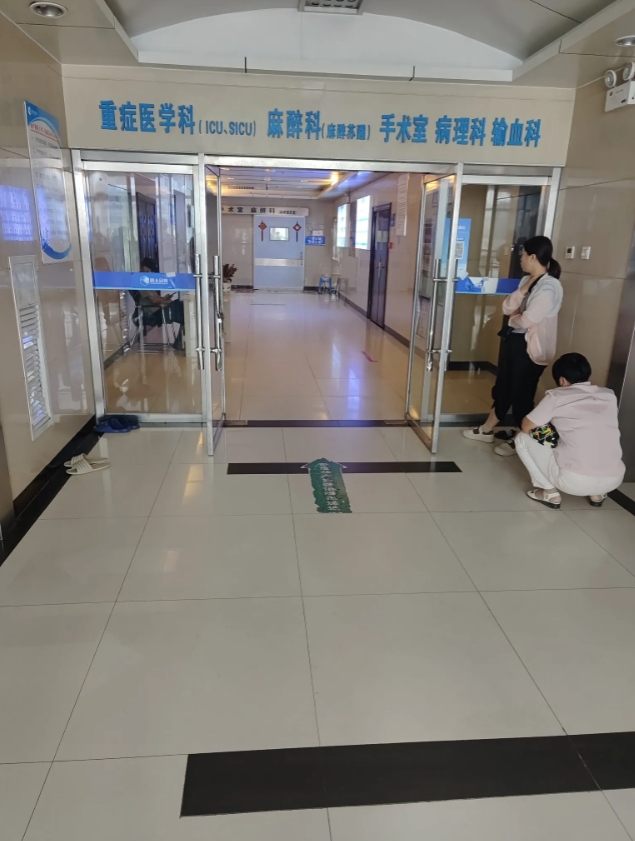 昨天孩子做手术医生让我去，老爸老妈哥哥小舅子都去了献血了，结果不是年龄大就是吃药