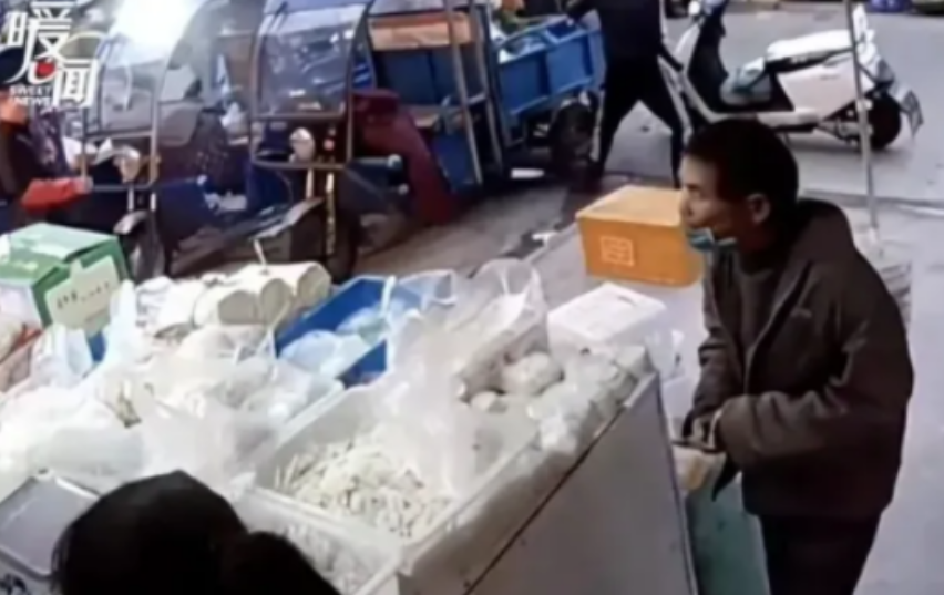 2013年，浙江一流浪老人拿着纸币到鲜面店里买面条，老板看了一眼后接过，称了2斤