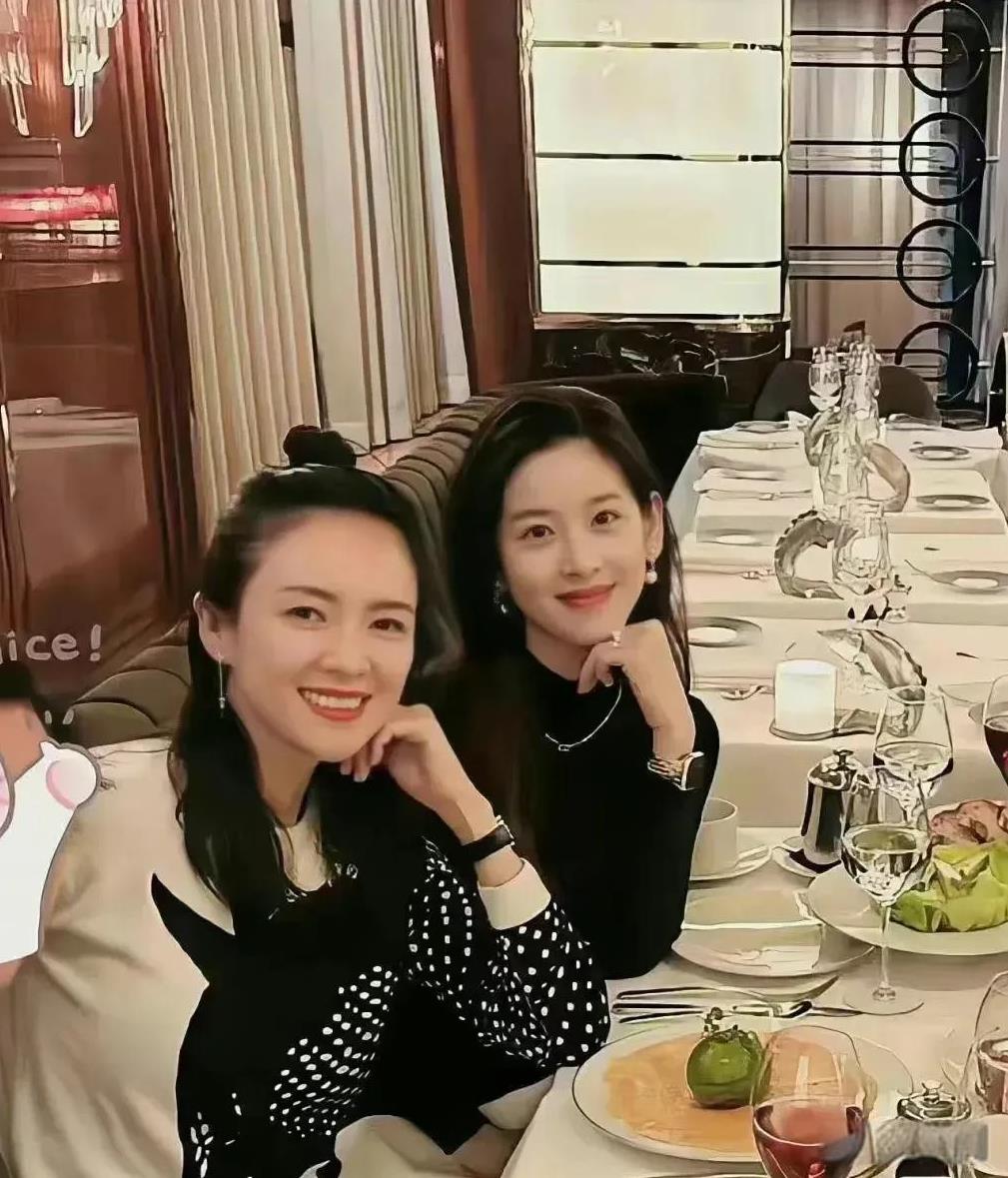 两位章姓美人同框，谁更美？
一位气场强大，一位温婉从容。
你觉得谁更美？你更