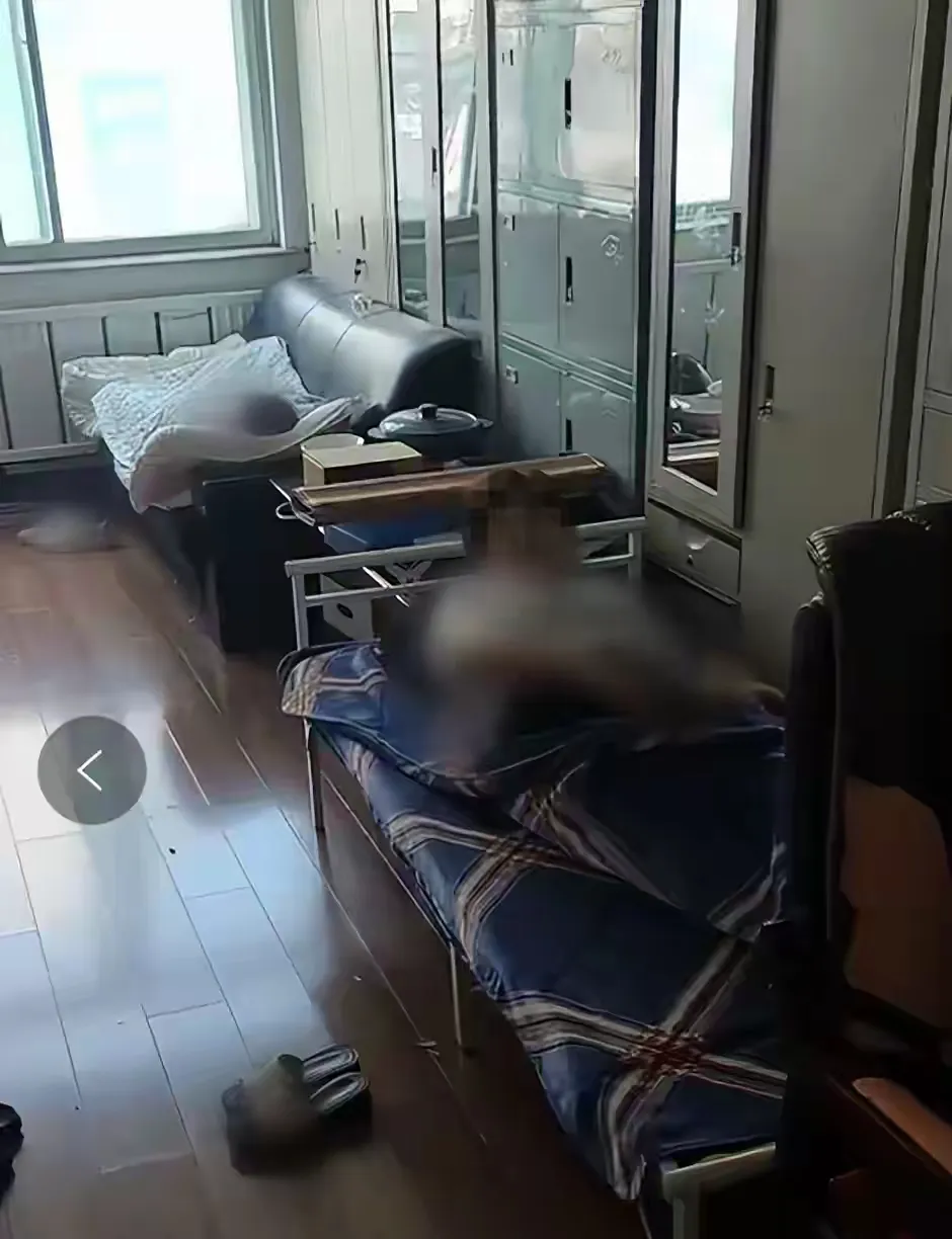 查了下营口市鲅鱼圈区政府的官方工作时间表，发现他们上午8点半到11点半，下午1点