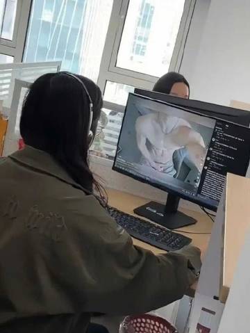 发现同事上班摸鱼，而且居然……换你会怎么做？