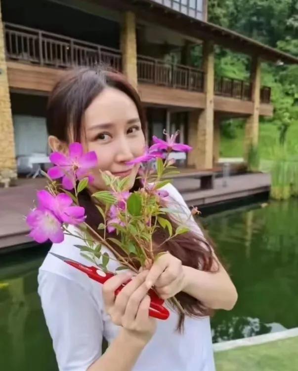 胡静的人生简直开了挂！娱乐圈里美女如云，她愣是被老师夸成班里最好看的。更夸张的是