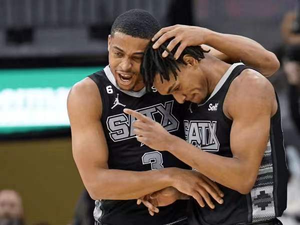 今天媒体NBA University给出一组关于马刺队的数据，并且配文称，缺少文