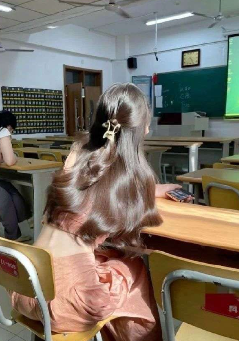 有这样的同桌，你还会翘课吗？
