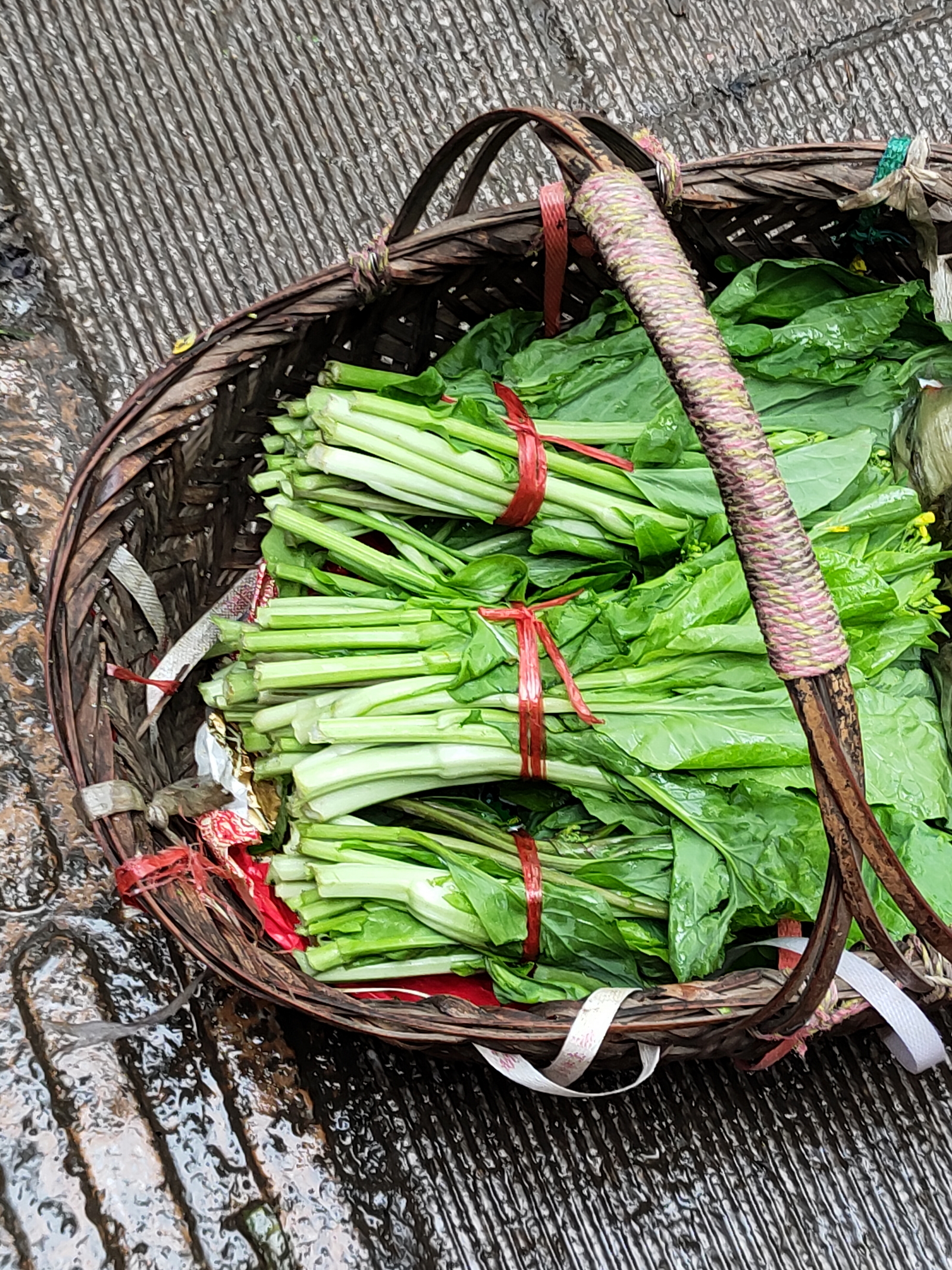 湿漉青翠的湘南早市[微风]。从到达湖南#武冈#的第三天起，每天都是小雨迷雾，不理