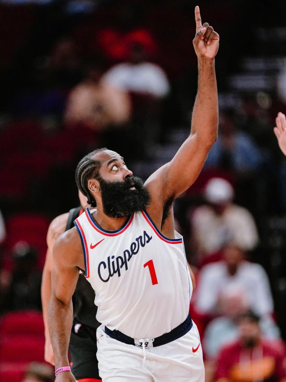 快船今天再输球，老板鲍尔默已经有交易哈登的想法了，哈登也该考虑去留问题了！

 