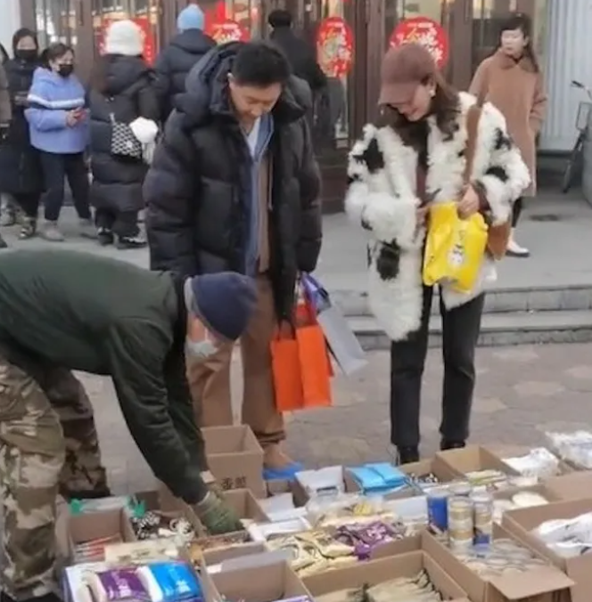 韩庚卢靖姗回乡过年，亲民举止接地气获网友点赞！