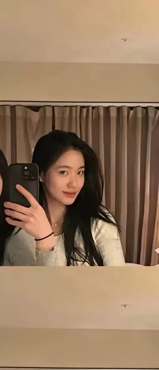 这是小S的二女儿吧[抠鼻]，这眼神你能看出什么，要知道她还未成年呢，这眼神真的让