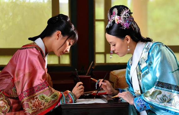 陶昕然与孙俪因《甄嬛传》结缘，剧中她们是勾心斗角的“假姐妹”。多年过去，两人戏外