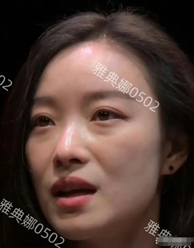 倪妮好奇怪，明明皮肤很好也没有皱纹就是看起来很老，淡颜系的她素颜真的很疲惫，黑眼
