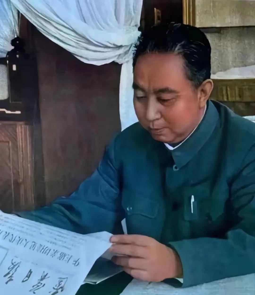 华国锋主席认真阅读报纸，报纸的名称是《辽宁日报》，上面的头版是华主席接见大庆代表
