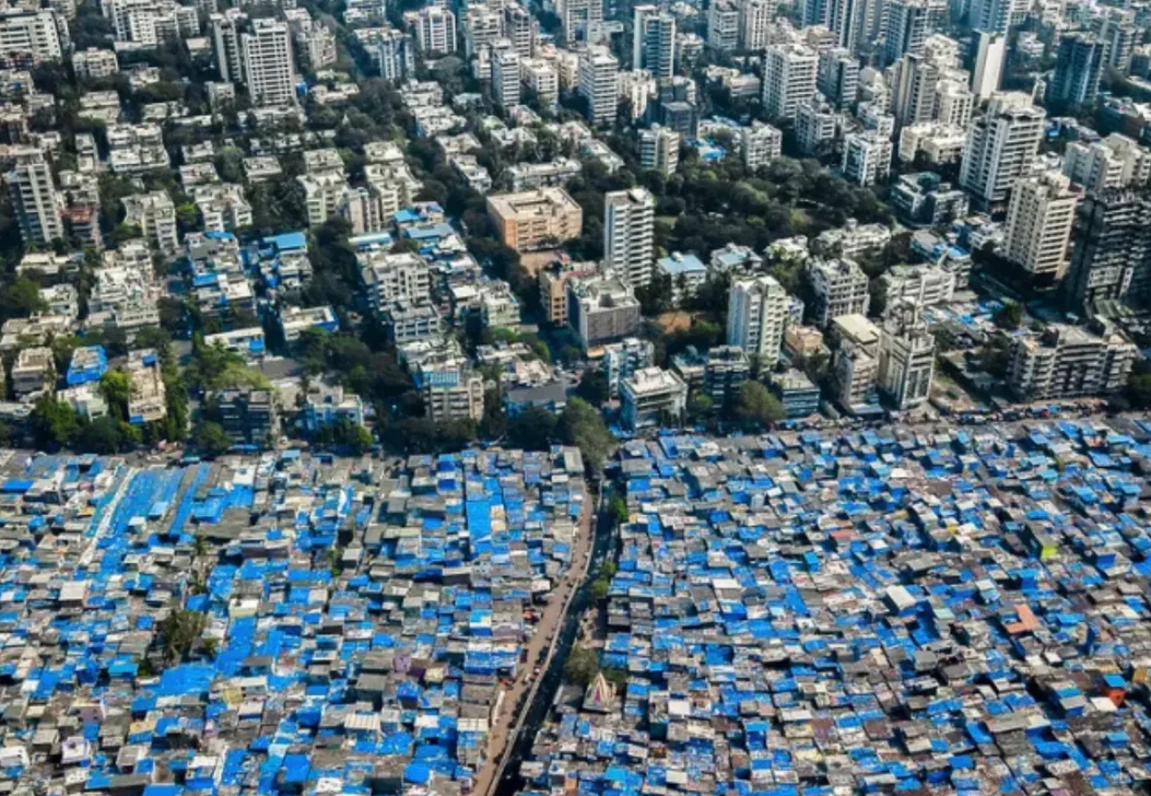 孟买。

全世界只要有超大城市，一定都有贫民窟

为什么我们没有

因为我们有两