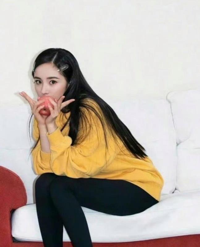 第一次这么直观的感受杨幂的四肢，感觉她的腿好像我的胳膊啊！