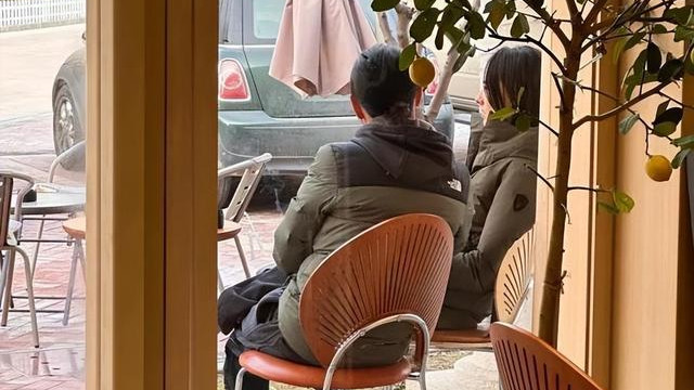 梁洛施疑似定居北京生活，周末公园遛狗好惬意！网友：应该恋爱了