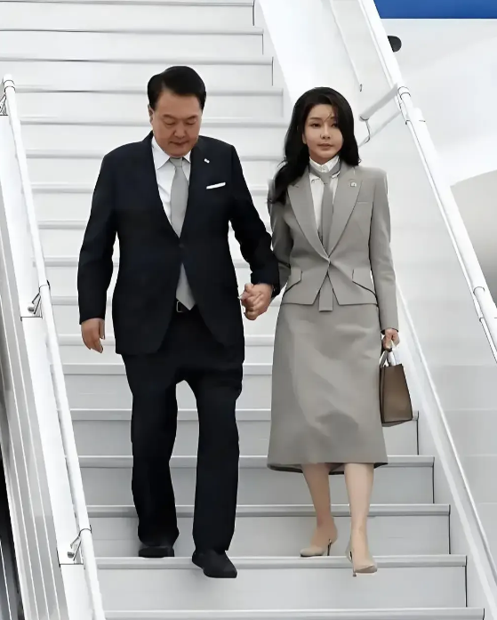 自今日下午三点三十分起，尹锡悦已然丧失了一切逃窜的可能！韩国官方宣布，因其涉嫌“