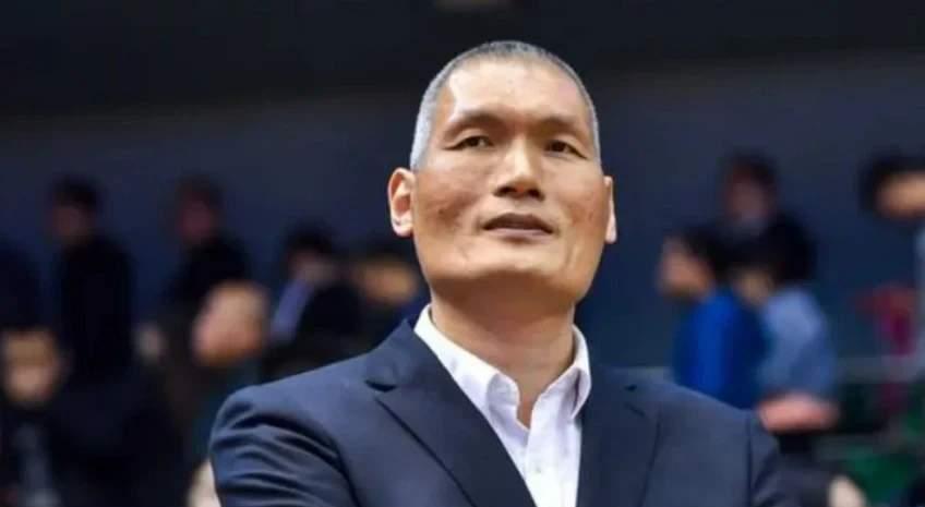 在一场充满悬念与戏剧性的比赛中，山东男篮展现了他们的坚韧与智慧，成功逆转了天津男