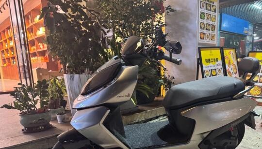 极核电动车的轮胎抓地力强，无论是干燥路面还是雨后湿滑的街道，都能稳稳行驶，过弯时