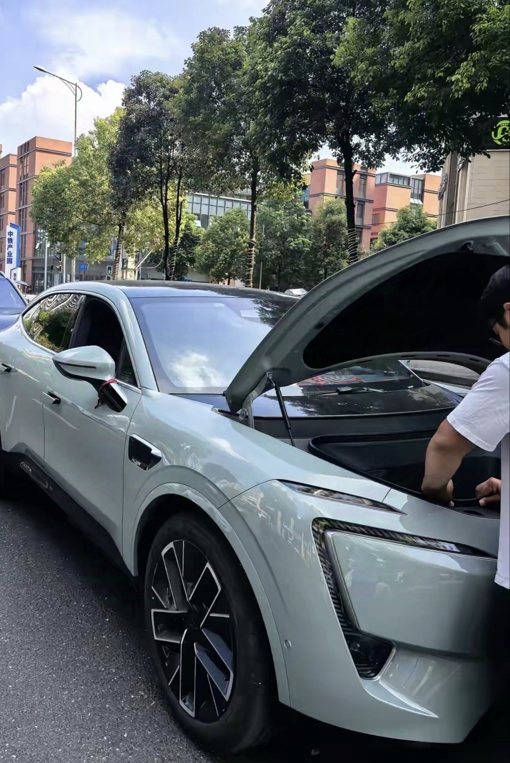 想哭了，34万买的国产纯电车，只开了1年，现在只能卖16万多，现在我终于明白为什