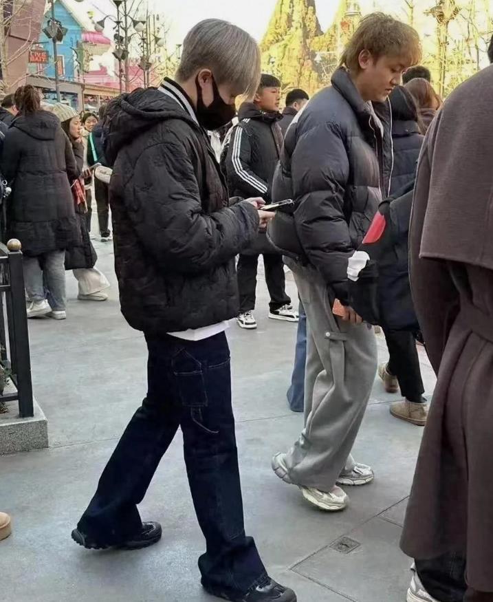 有人说王楚钦这发色太让人大跌眼镜。
 
拉低了国乒男运动员的形象应该为年轻人树立