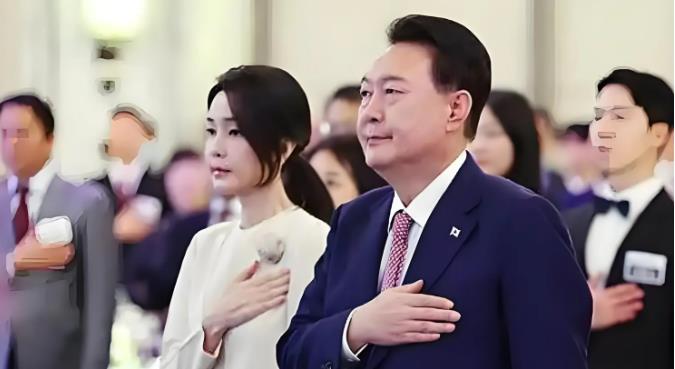 尹锡悦成为了众矢之的，如果他进去了，无人特赦。

文在寅当选韩国总统后，对尹锡悦