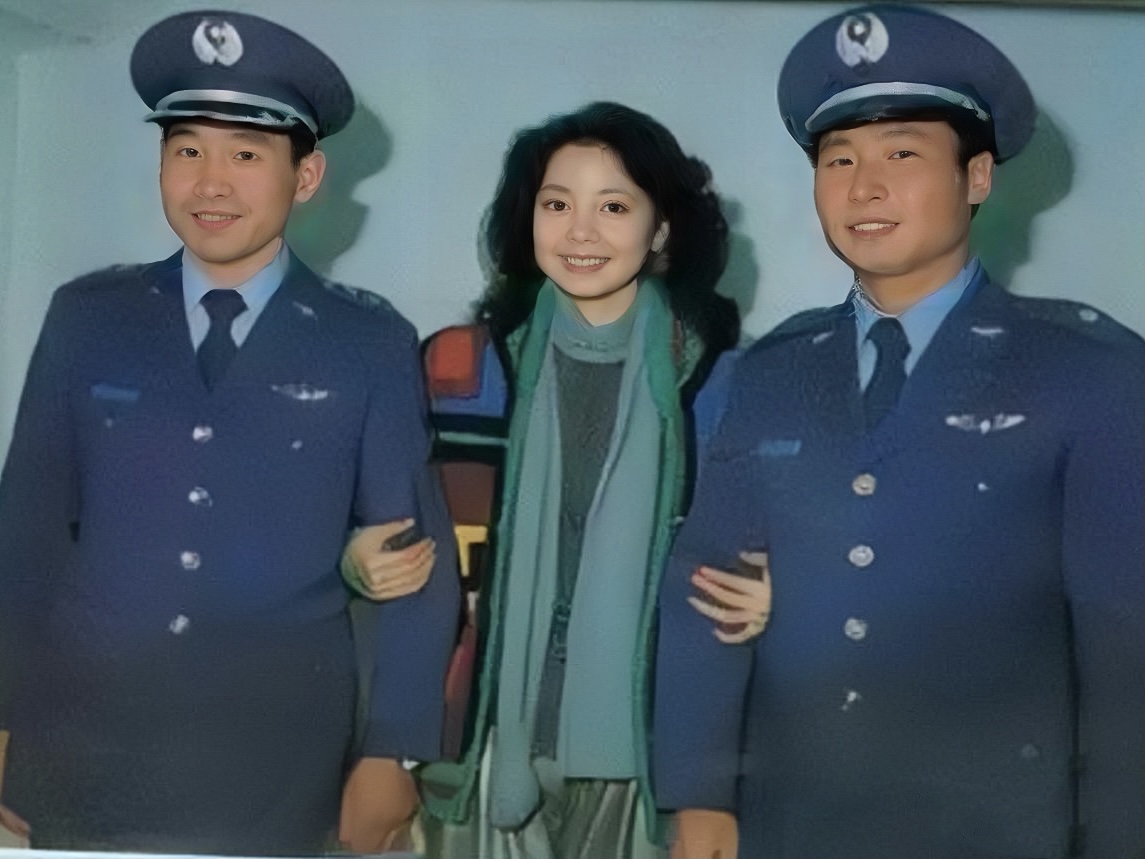 80年代，邓丽君与两名特殊身份的空军飞行员合影。镜头下，邓丽君漂亮动人，烫着时髦