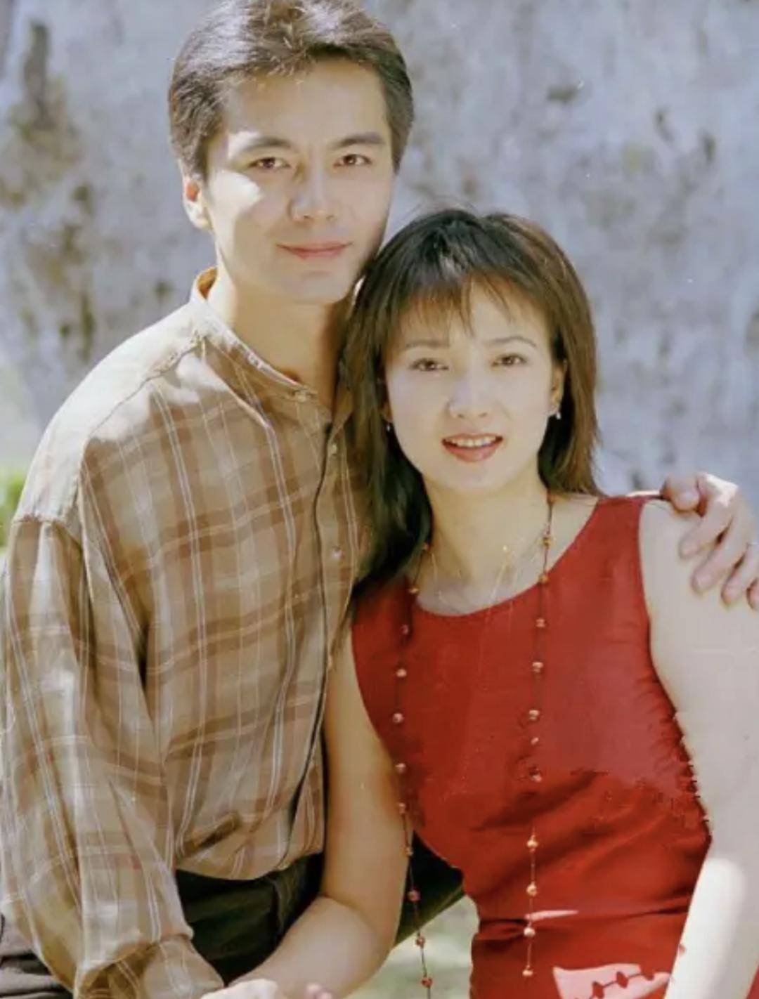 1995年，已婚男人许亚军跟何晴因戏生情了，他把何晴带回家，对妻子张晞提出离婚，