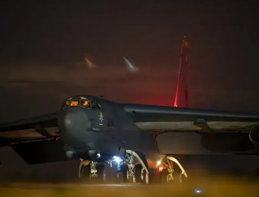 2月18号，美军两架B-52“同温层堡垒”战略轰炸机，带着空中加油机和战斗机，在